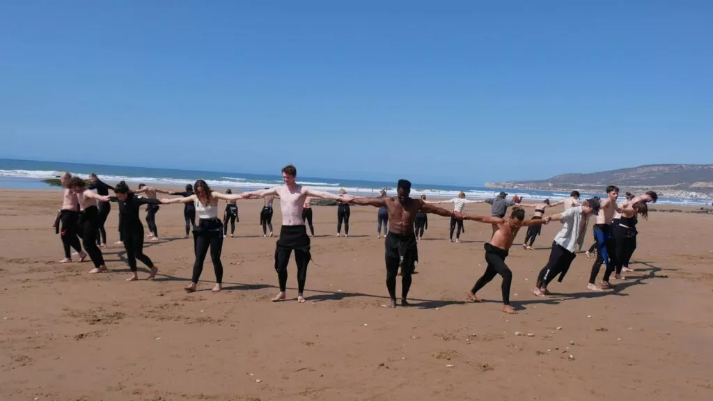 Clase de surf para principiantes en una playa tranquila cerca de Taghazout Marruecos